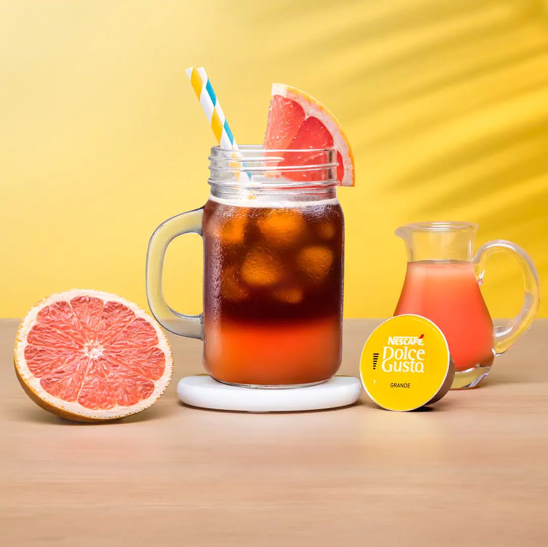 iced grapefruit neben einer kaffeekapsel