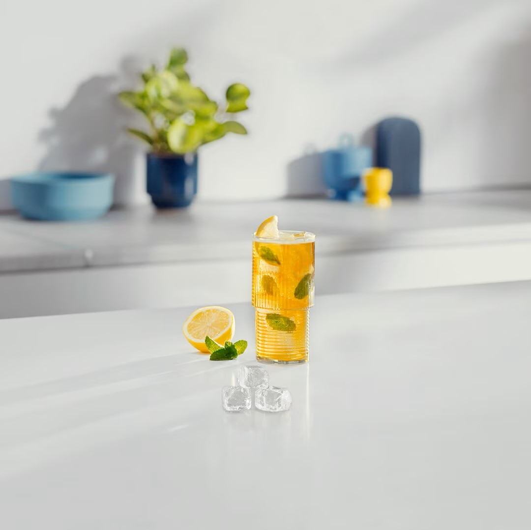 Geeister Zitronen Marrakech Tee next to ingredients