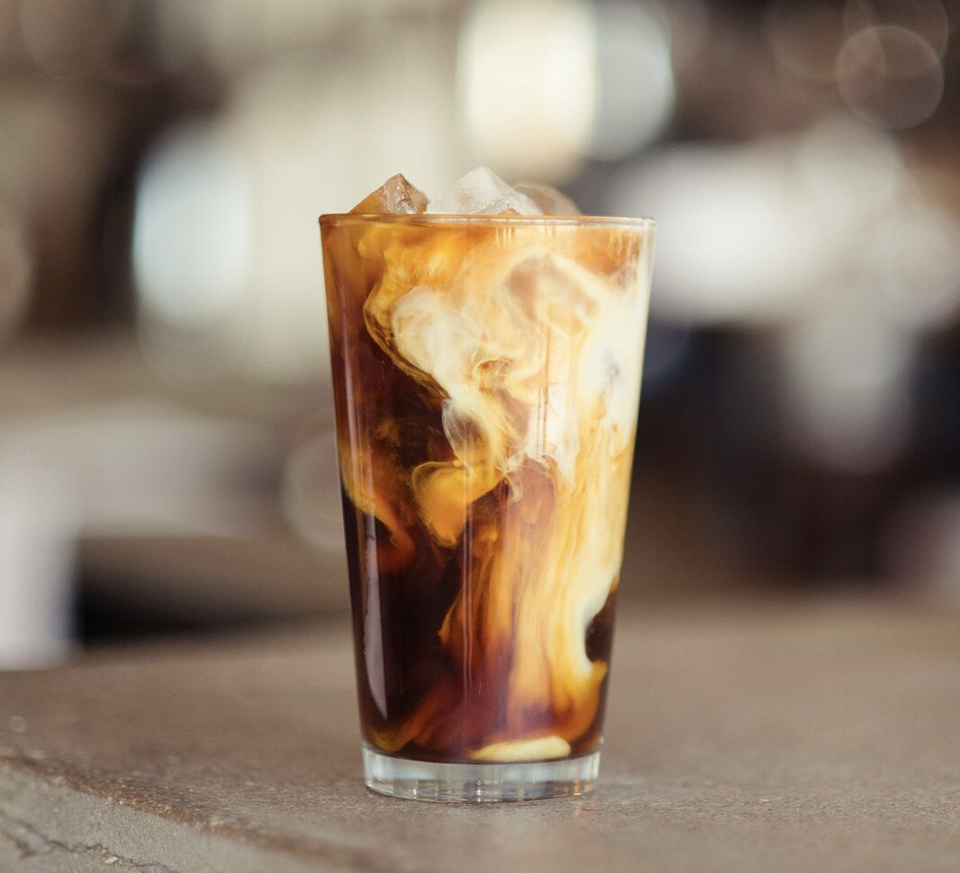Glas Eiskaffee mit Milch