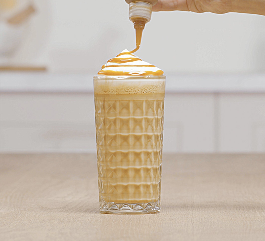 Ein Glas Eiskaffee mit Milch