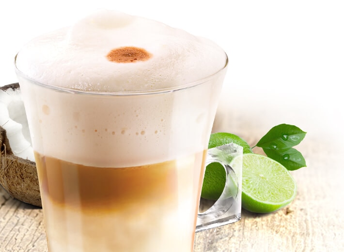 Frisch zubereiteter Caribbean Macchiato mit Kokos und Limette