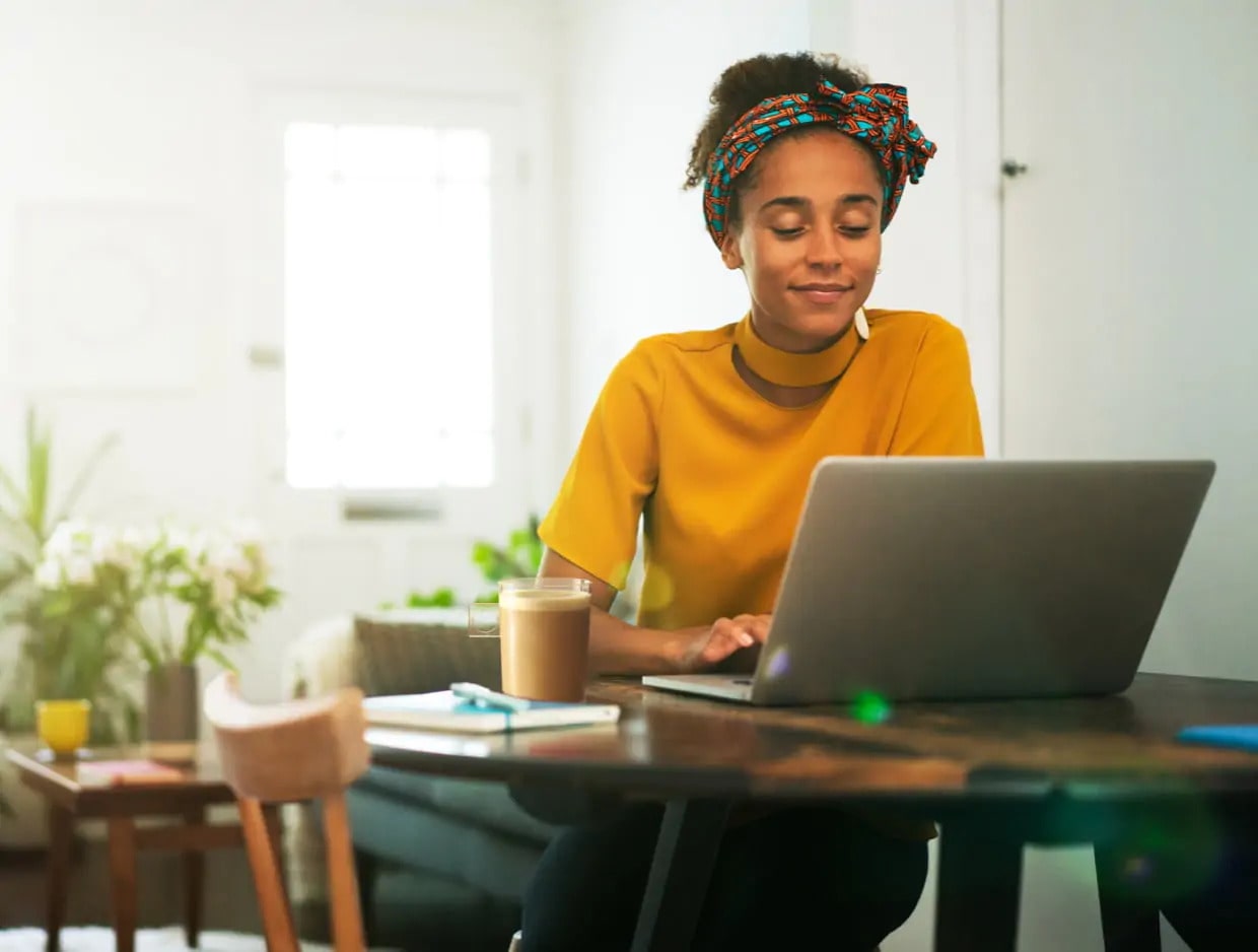 Play Video Eine Frau arbeitet an einem Laptop