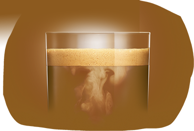 Teilbild von einem gefüllten Kaffeeglas auf braunem Hintergrund