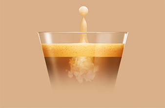 Teilbild von einem gefüllten Kaffeeglas auf beigem Hintergrund