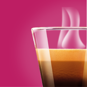 Teilbild von einem gefüllten Kaffeeglas auf pinkem Hintergrund
