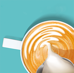 Gefüllte Kaffeetasse und Milchschaumkrug auf blauem Hintergrund