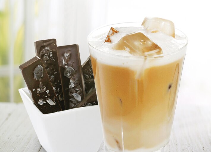 Frisch zubereiteter Cappuccino Ice Konfekt