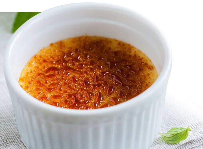 Crème Brûlée in weißer Porzellan Schale