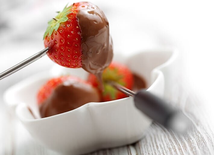 Mokka Fondue mit Erdbeeren in weißer Schale